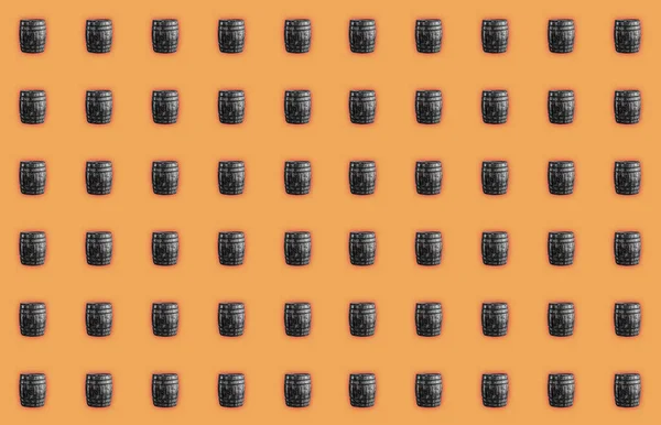 Старый Серый Рисунок Бочки Ярко Оранжевом Фоне — стоковое фото