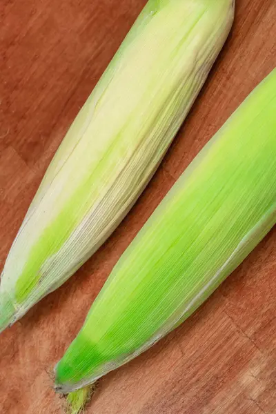 Épis Maïs Vert Frais Tout Entier Trouvent Sur Table — Photo