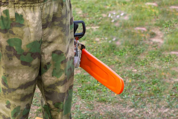 Guardabosques Uniforme Con Patrón Caqui Está Parado Con Una Motosierra — Foto de Stock