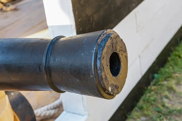 Beschermend Kanon Fort Lang Vat Gietijzer Zwart Achtergrond Van Muur — Stockfoto