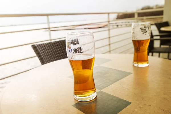 Een Paar Glazen Bier Staat Tafel Van Het Zomercafé Aan — Stockfoto