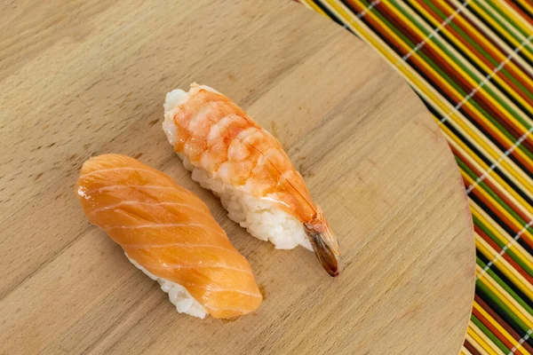 Paar Sushi Frische Garnelen Und Lachs Stehen Auf Einem Hölzernen — Stockfoto