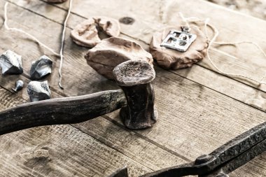 Metal kalıplar için el yapımı, tek kullanımlık kil kalıpların çekiçinden demir döşeme seti