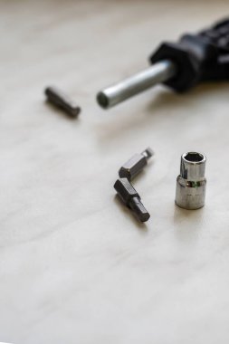 Seçici odaklı el onarım araçları, bir çift değiştirilebilir demir parçaları ve bir somun anahtarı