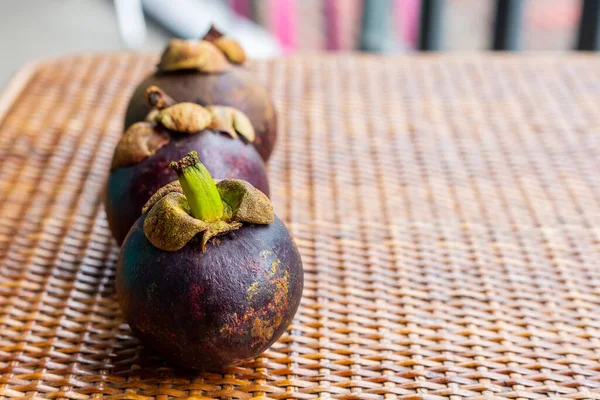 Mangostão Lilás Escuro Redondo Ásia Fruta Linha Vertical Fundo Madeira — Fotografia de Stock