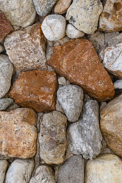 多色石头的石头背景不均匀的灰色和棕色图案 — 图库照片