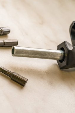 Çeşitli tamir işleri için değiştirilebilir demir enjektörlü el tornavida