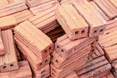 Bir yığın içinde iki delik dizayn desenli dikdörtgen tuğla deseni