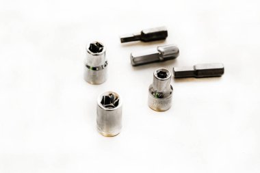 Tornavida yuvası için demir parçaları ve çok yönlü yalanlar hafif arkaplanda