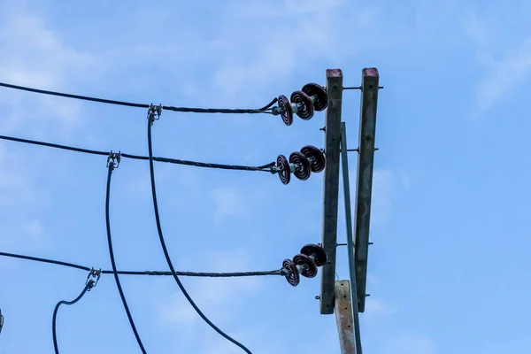 Tråd Med Elektrisk Isolator Monterad Järnstolpe Mot Blå Himmel — Stockfoto