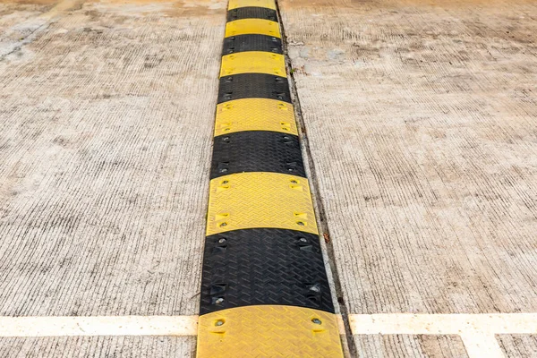 속도를 줄이기 보행자 검은색 노란색 줄무늬 — 스톡 사진
