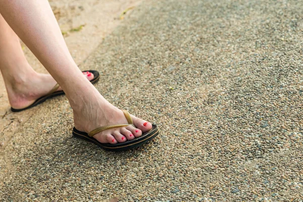 Lány Sétál Töltése Tenger Város Papucsban Összpontosít Lábát — Stock Fotó