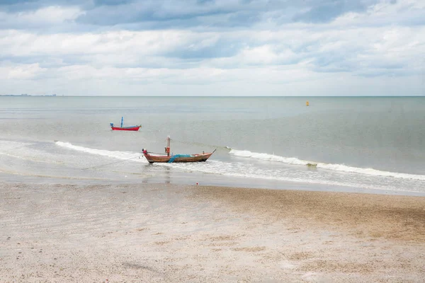 Thailand Vissersboten Aangemeerd Een Zandstrand Een Bewolkte Dag — Stockfoto