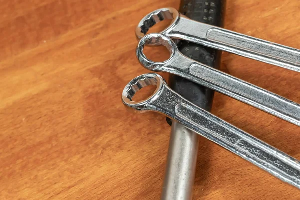 Drei Eisenschlüssel Liegen Auf Dem Griff Eines Hammer Set Handwerkzeugs — Stockfoto