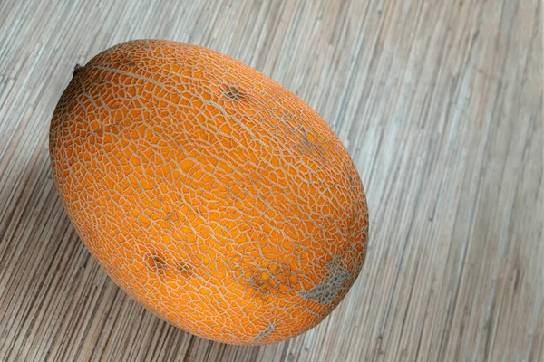 Rijp Hele Vrucht Meloen Ligt Een Grijze Achtergrond Close — Stockfoto