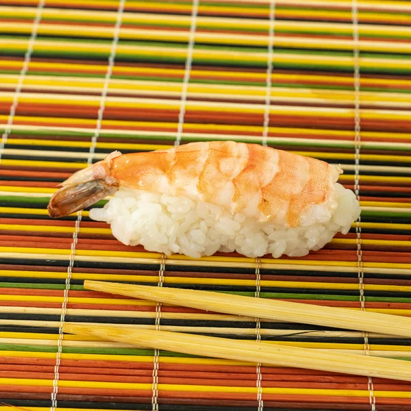 Sushi Čerstvý Losos Rýži Lahodné Tradiční Jídlo Leží Bambusové Podložce — Stock fotografie