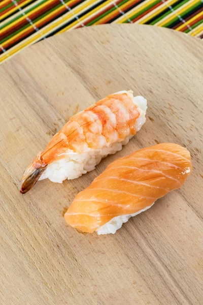 Sushi Set Frische Garnelen Und Lachs Auf Reis Liegt Auf — Stockfoto