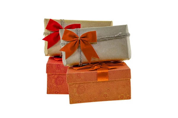 お祝いの装飾ギフトボックス赤 オレンジ クラフトブラウン 孤立した背景に贈り物のセットのパターン — ストック写真
