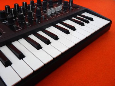 Elektronik müzik aleti veya ses karıştırıcı veya turuncu zemin (analog Modüler sentezleyici ses ekolayzır)