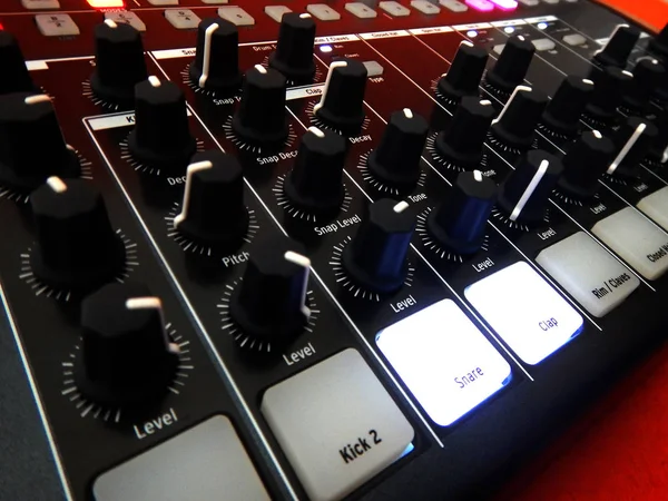 Instrumento musical electrónico o mezclador de audio o ecualizador de sonido sobre fondo naranja (sintetizador modular analógico ) — Foto de Stock