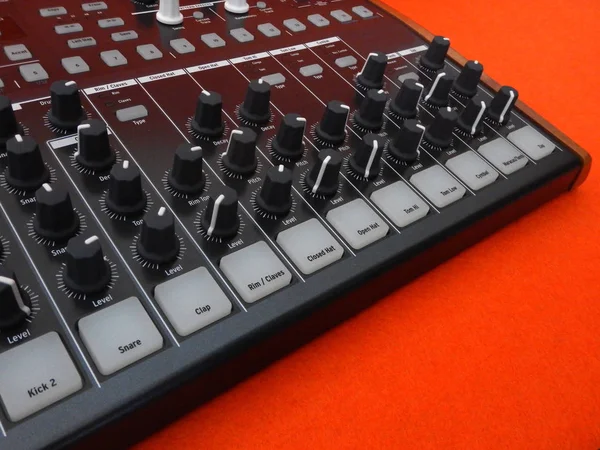 Elektronisch muziekinstrument of audio mixer of geluid equalizer op een oranje achtergrond (analoge modulaire synthesizer) — Stockfoto