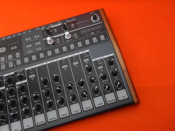 Elektronisches Musikinstrument oder Audio-Mischpult oder Sound-Equalizer auf orangefarbenem Hintergrund (analoger modularer Synthesizer) — Stockfoto