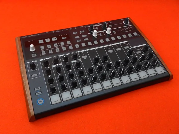 Instrumento musical eletrônico ou misturador de áudio ou equalizador de som em um fundo laranja (sintetizador modular analógico ) — Fotografia de Stock