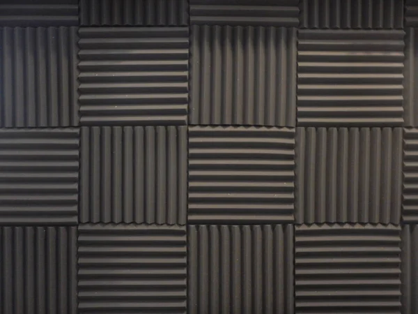 Espuma acústica ou telhas para amortecimento de som. Sala de música. Quarto à prova de som. Foto chave baixa . — Fotografia de Stock
