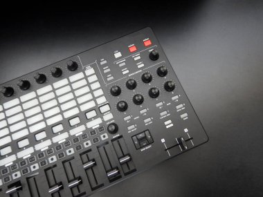 Elektronik müzik aleti veya ses karıştırıcı veya siyah bir arka plan (analog Modüler sentezleyici ses ekolayzır)