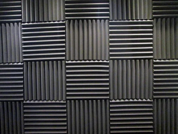 Akustiska skum eller plattor för ljuddämpning. Musikrum. Ljudisolerade rum. Låg nyckelbild. — Stockfoto
