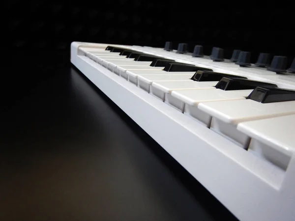 Elektronisch muziekinstrument of audio mixer of geluid equalizer op een zwarte achtergrond (analoge modulaire synthesizer) — Stockfoto