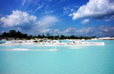 Açık mavi Kaolin Gölü, Belitung Island hava Raya Köyü