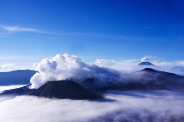Mount Penanjakan Endonezya bir mesafede görülen volkanlar.