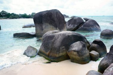 Doğal kaya oluşumu Denizi ve beyaz kum plaj Belitung Island üzerinde.