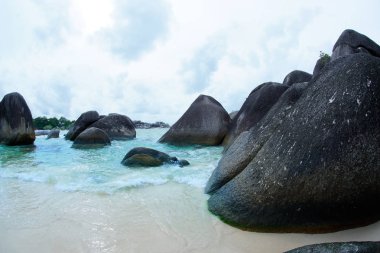 Belitung Island sahilde deniz kıyısı doğal siyah kaya oluşumu.