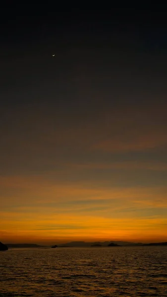 Sunset behind the mountains in labuan bajo bajawa. — Stock Photo, Image