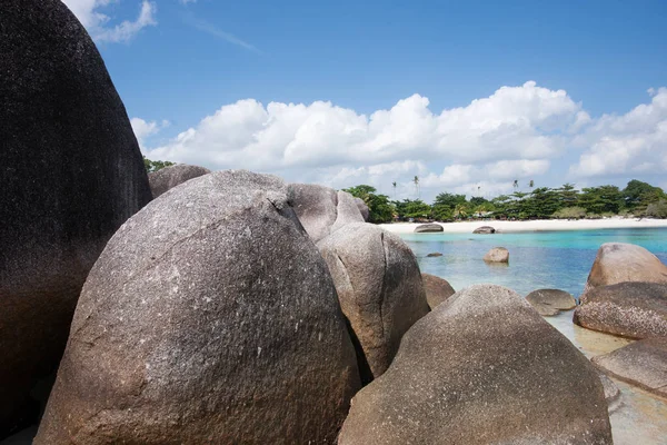 Formation naturelle de roches dans la mer à la plage de l'île de Belitung . — Photo