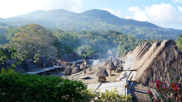Bena un villaggio tradizionale con capanne di erba del popolo Ngada . — Foto Stock