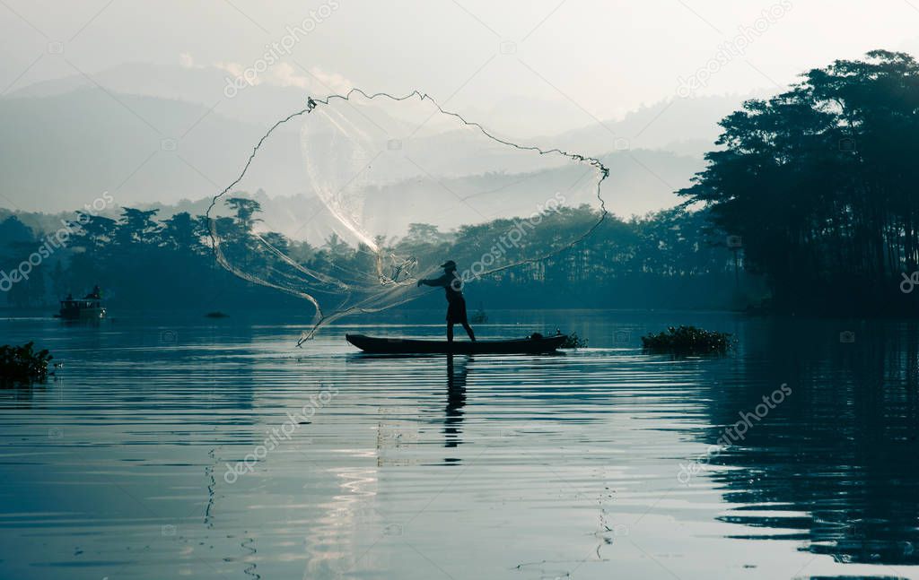 Imágenes: hombres pescando con redes | Pescador echar su red de pesca