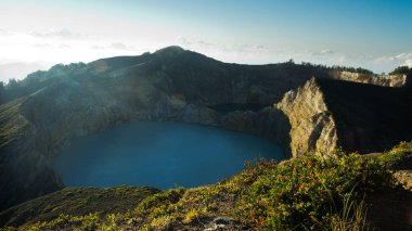 Kelimutu volkan yeşil turkuaz renkli gölde yüksek panoramik manzaralı.