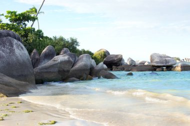 Doğal kaya oluşumu Denizi ve beyaz kum plaj Belitung Island üzerinde.