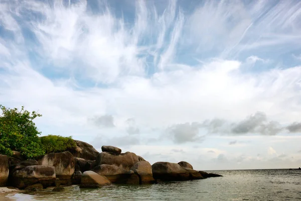 Natural rock formation in the sea at the beach in Belitung Island. — Stock Photo, Image