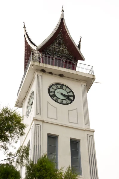 Jam Gadang, Bukittinggi white clock tower in central Bukittinggi, a city in the Minangkabau Highlands of West Sumatra. — Stock Photo, Image