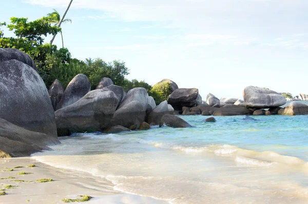 Formation naturelle de roches dans la mer et sur une plage de sable blanc à Belitung Island . — Photo