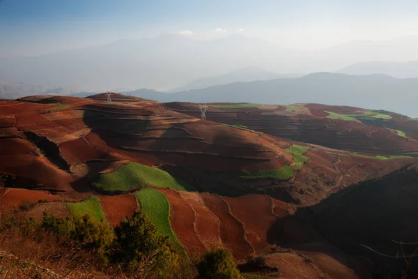 Πανοραμική άποψη της κινεζικής γεωργία τοπίο με τα βουνά και οι λόφοι. Φωτογραφία Αρχείου