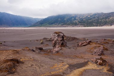 Arka plan ve bulutlu bir gökyüzü Dağları ile deniz kum.
