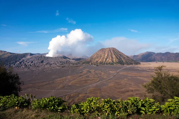 Mount Bromo, ein aktiver Vulkan mit klarem blauen Himmel im Tengger Semeru Nationalpark. — Stockfoto