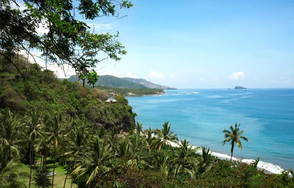 Guardare l'oceano da un alto punto di vista a Bali . — Foto Stock