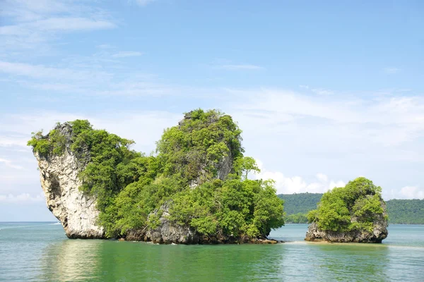Horizontansicht einer großen horizontalen Felswand mit grüner Vegetation, Krabi Thailand. — Stockfoto