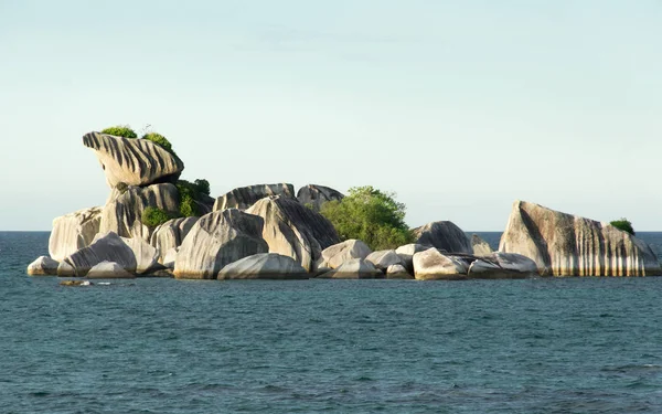 Formation naturelle de roches granitiques en mer dans l'après-midi, Belitung . — Photo